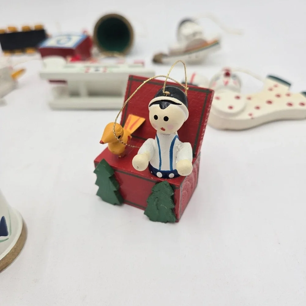READ 12 Vtg Miniature Wooden Christmas‎ Tree Ornaments Hand-Painted